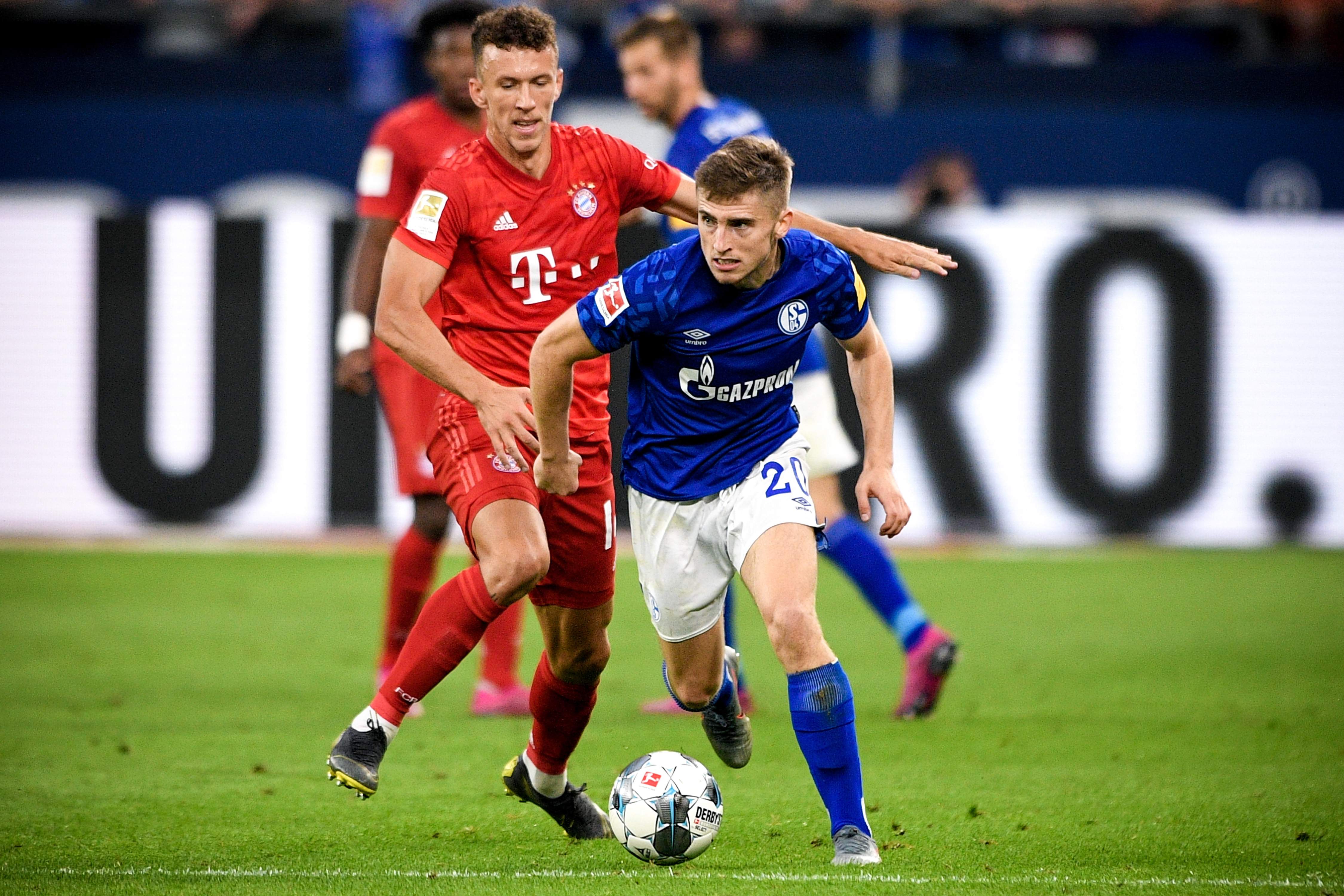 东契奇31+15+11詹皇末节12分，艾顿打爆21中4大帝，湖人力克76人（东契奇31+15+11，詹皇末节独取12分；艾顿压制大帝21投仅4中，湖人击败76人）